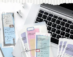 Nahaufnahme von minimalistischen Notizblöcken im zerrissenen Stil auf einem Schreibtisch