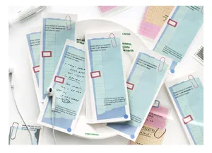 Nahaufnahme der minimalistischen blauen Gitter-Notizblöcke von PaperMore.