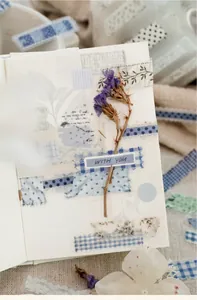 Nahaufnahme von vintage-blauen PET-Spitzenbändern in einem kreativen Scrapbook-Design