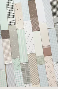 Dettaglio di strisce di carta con motivi a quadri e pois retrò per scrapbooking fai-da-te