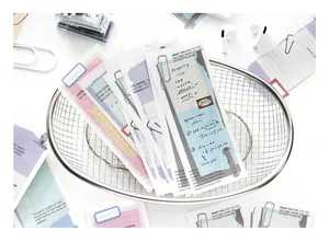 Nahaufnahme von minimalistischen Deko-Notizblöcken mit künstlerischen Risskanten-Designs.