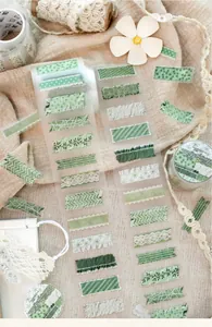Makroaufnahme von grünem PET-Klebeband mit Spitzen- und Faltenmustern für Scrapbooking.