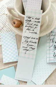 Vista dettagliata di carta vintage per scrapbook a quadretti con motivi scritti a mano