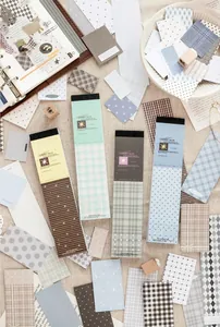 Vista dettagliata di carta per scrapbooking estetica vintage a quadretti per creazioni DIY