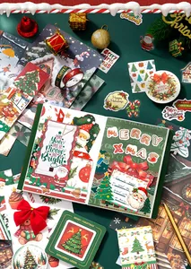 Detailansicht eines festlichen Weihnachts-Briefpapier-Sets mit vielen Aufklebern