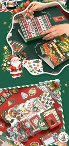 Nahaufnahme eines Vintage-Weihnachtsschreibwaren-Sets mit Stickeralbum und Stickern.