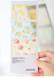 Détail du ruban PET givré avec motifs de fruits et texte anglais artistique.