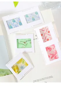 Vue détaillée d'autocollants PET mats avec des motifs floraux et de lapins colorés.