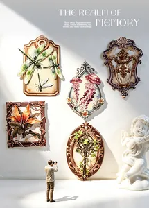 Esposizione artistica di adesivi decorativi rétro con temi di libellule e meduse
