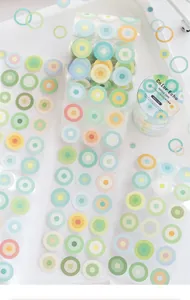 Primer plano de la cinta washi Color Echo con vibrantes patrones de círculos