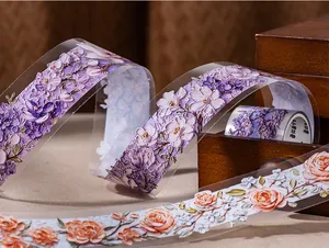 Détail du ruban PET en relief avec des motifs floraux et textures de style peinture à l'huile