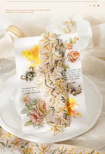 Detail von mit Lilien und Schmetterlingen besticktem PET-Band für dekorative DIY-Tagebuchkarten