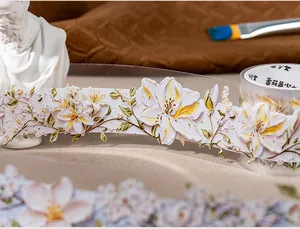 Vue rapprochée du motif de lys en relief 3D sur ruban PET texture peinture