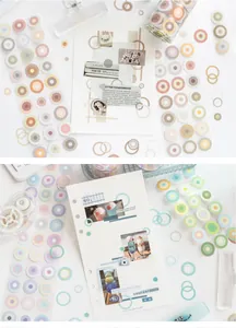 Detalle de pegatinas circulares de colores usadas para decoración creativa de diarios