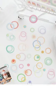 Vista macro de pegatinas circulares de colores para manualidades y diarios creativos.