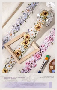 Gros plan détaillé du ruban adhésif PET floral avec texture de peinture à l'huile.