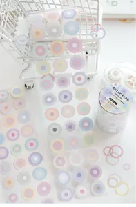 Primer plano de cinta washi serie Color Echo con patrones de puntos en un carro blanco