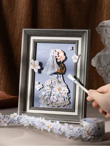 Vue détaillée du ruban PET en relief avec des textures de peinture à l'huile florale en cadre