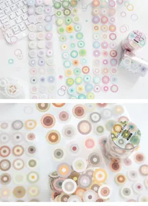 Detalle de las pegatinas de puntos circulares de la serie Color Echo para álbumes