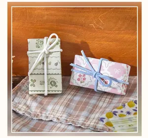 Close-up van decoratief DIY scrapbookpapier materiaal verpakt als kleine vintage cadeautjes