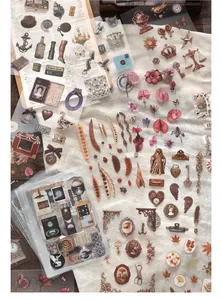 Gedetailleerd overzicht van vintage PET-stickers met antieke botanische ontwerpen
