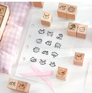 Close-up van creatieve houten stempels met kat- en weermotieven op een geruit papier