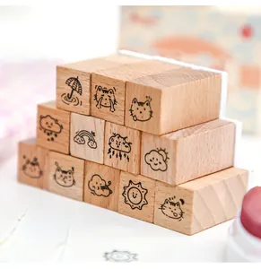 Close-up van houten stempels met schattige katten- en weerpatronen voor DIY-journaling
