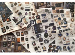 Gedetailleerd overzicht van vintage hemelse PET-stickers met maan- en sterrenstelselpatronen