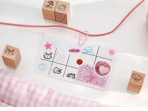 Gedetailleerd beeld van houten stempels met schattige weer- en dierenicoontjes voor DIY