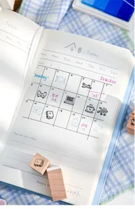 Gedetailleerde weergave van Mr. Paper houten stempels voor DIY-journaling en plannerdecoratie.