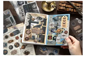 Detailopname van vintage PET-stickers met astronomische thema's in een dagboekcollage