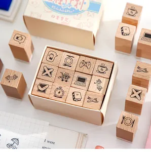 Close-up van houten stempelset met lifestyle-iconen voor planning en DIY