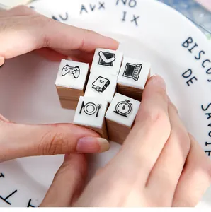 Detailopname van een houten stempelset met diverse iconen voor creatieve DIY-projecten