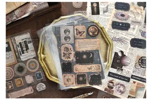 Detailopname van vintage PET-stickers met maanfasen en retro vlinderontwerpen