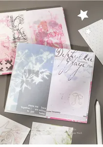 Nahaufnahme von Falt-Sammelalbum-Papier mit künstlerischen Blumen- und Textmustern im Detail