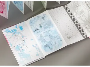 Detailansicht von Materialpapier im Akkordeonstil mit künstlerischen blauen Wolkenmustern