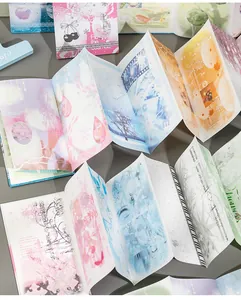 Nahaufnahme von buntem, ziehharmonikaartig gefaltetem Dekopapier mit Kunstmotiven