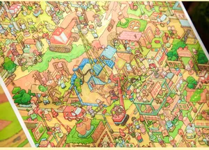 Dettaglio macro di un adesivo colorato di una città in miniatura con cartoni
