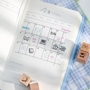 Creatieve houten stempelset voor DIY journaling en scrapbook decoratie op een schrift.