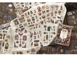 Close-up van vintage PET-stickers met antieke sleutel- en klokontwerpen voor DIY-projecten