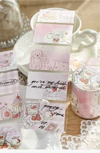 Dettaglio macro del nastro adesivo washi rosa con motivi di dolci e coniglietti