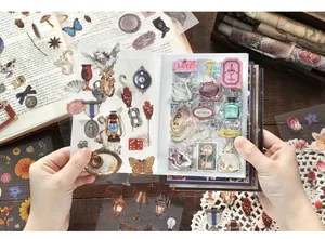 Gedetailleerd overzicht van het PET-stickerboek met unieke vintage collage-stickers