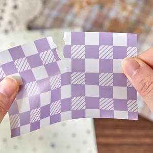 Minimalistisch paars geruit scrapbookpapier voor DIY-decoratie en journaalachtergrond