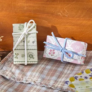 Vintage bloemenmateriaal papier voor cadeauverpakking en junk journal scrapbooking