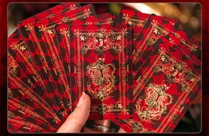 Vista ravvicinata di carte da gioco vintage in stile gotico con scheletro e rose