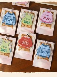 Detail van de 2027 mini bureaukalenders in de vorm van diverse kledingstukken