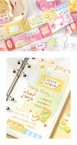 Close-up van Note For washi-tape met voedselstickers voor DIY-journaling en decoratie.