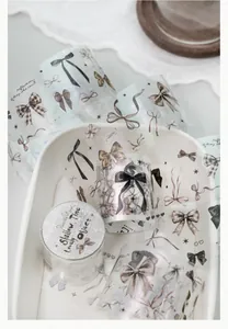 Détail du ruban adhésif PET Shallow Time avec des motifs de nœuds élégants.