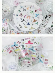Vue macro de ruban PET transparent avec motifs de nœuds et clips pour le scrapbooking DIY