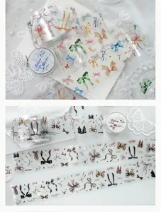 Gros plan du ruban PET Shallow Time avec des motifs décoratifs de nœuds et rubans pour DIY.